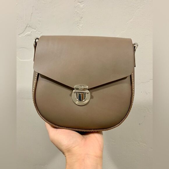 Completely Handcrafted Genuine Premium Cowhide Tuck Lock Saddle Bag/Crossbody - Picture 5 of 16